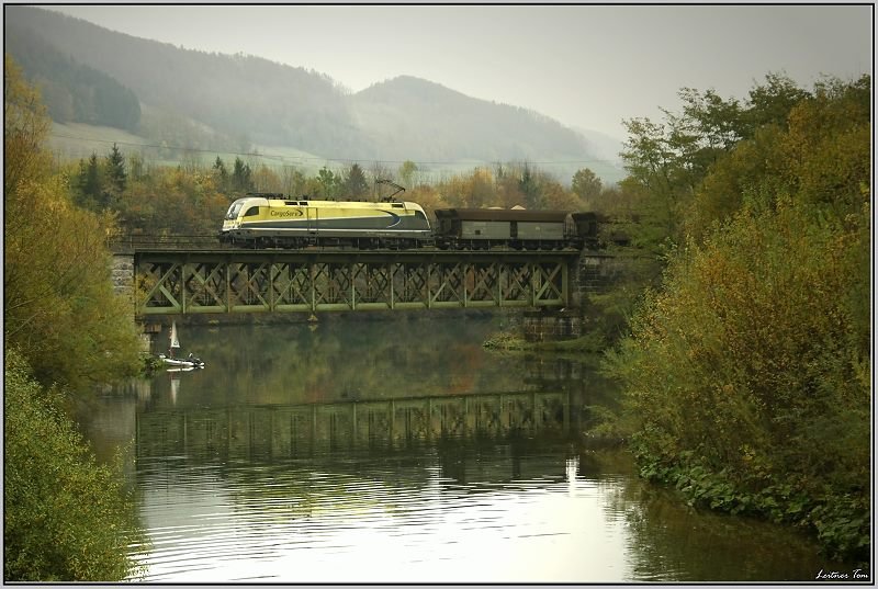 Eine ES 64 U2 der CargoServ berquert mit einem Erzzug in Trattenbach die Enns.
25.10.2008