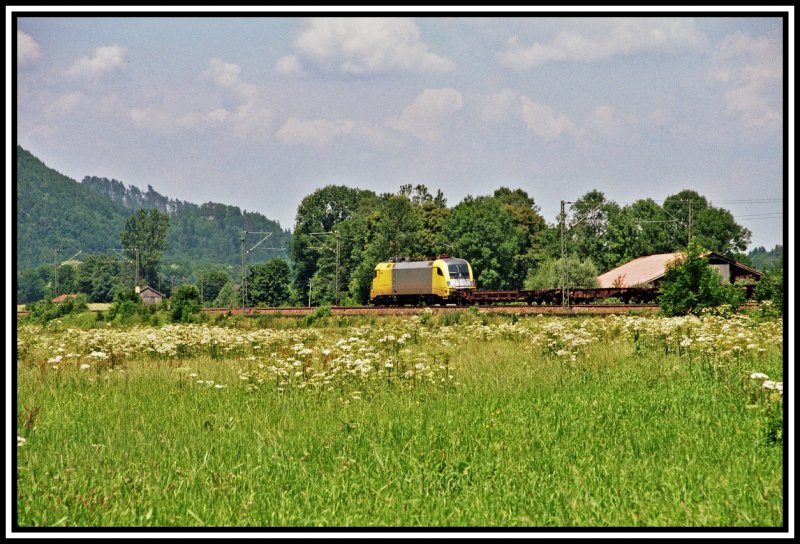 Eine ES64U2 von Lokomotion bringt einen schlecht ausgelasteten Kombizug vom Grenzbahnhof Brenner ber Kufstein zurck nach Mnchen Riem. 