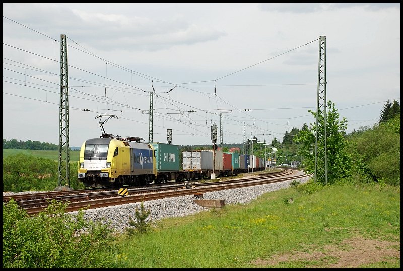 Eine ES64U2 ist mit Containern unterwegs in Richtung Mnchen. Aufgenommen im Mai 2008 bei Otting-Weilheim.