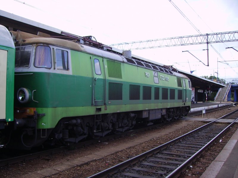 Eine ET22 mit Personenzug im Hauptbahnhnhof Poznan im August 2008.