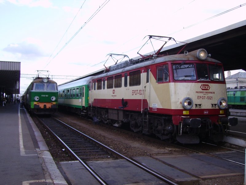 Eine ET22 mit Personenzug steht neben einer EP07 mit Personenzug im Bahnhof Poznan. (August 2008)