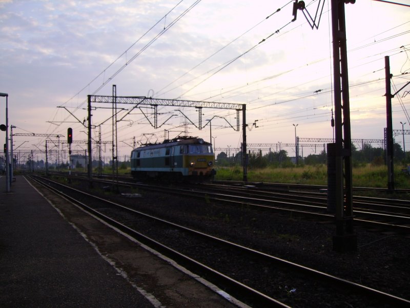 Eine ET22 rangiert in den frhen Morgenstunden im Bahnhof Tarnowskie Gory! (Sommer 2006)