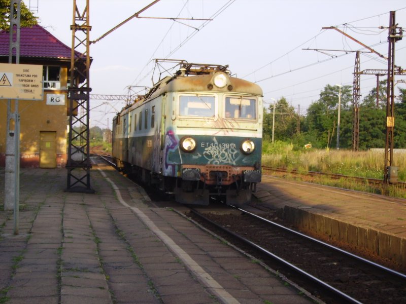 Eine ET40 fhrt im August 2008 in den Bahnhof Rudziniec ein