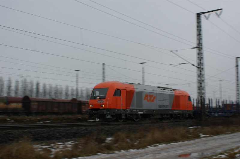 Eine etwas andere Aufnahme vom 20.01.09. Eurorunner der RTS rauscht mit einem Zug bestehend aus neuen blauen Rungenwagen an mir vorbei