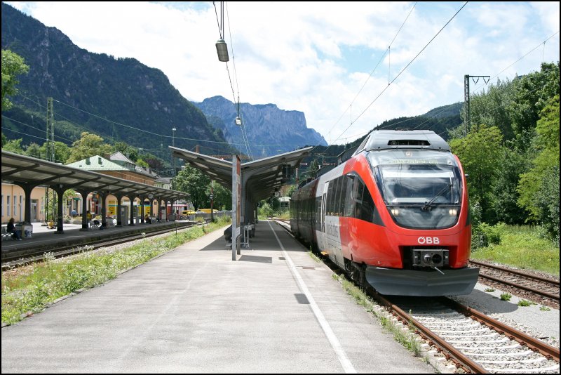 Eine etwas andere Aufnahme des 4023 005  MARKTGEMEINDE OBERALM , der am 26.06.07 als RB 5068 (S3) von Berchtesgaden Hbf nach Schwarzach St.Veit den Bahnhof Bad Reichenhall verlsst. Im Hintergund erhebt sich der Hochschlegel.