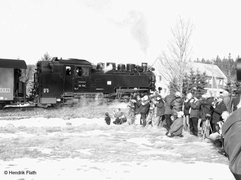 Eine etwas andere Blickrichtung auf das  Objekt der Begierde ; da mir die freie Sicht auf 99 794 durch andere Fotografen verdeckt war, habe ich diese Perspektive gewhlt. Das Foto entstand am 20.02.2007 in Kretscham - Rothensehma.