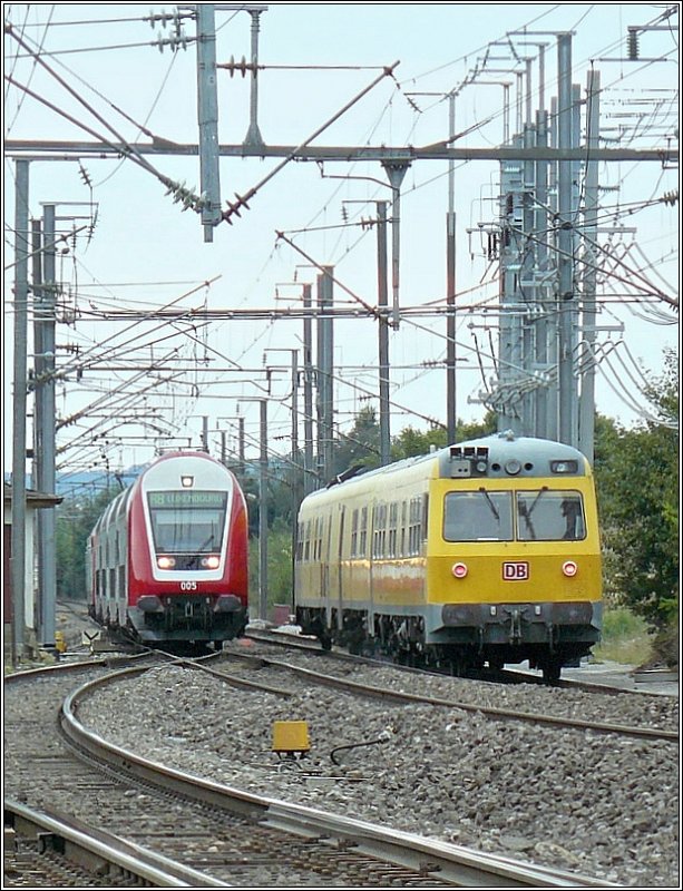 Eine etwas auergewhnliche Zugbegegnung fotografiert am 21.09.08 zwischen Fentange und Bivange. Der CFL Wendezug kommt aus Bettembourg, whrend der DB Messzug aus Luxemburg kommt und in Richtung Bettembourg fhrt. (Hans)