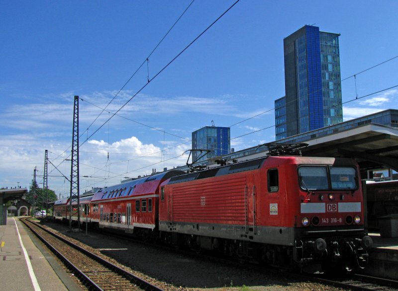 Eine etwas besondere Zugszusammenstellung konnte ich am 1.August 2009 bei dieser Regionalbahn von Freiburg nach Seebrugg beobachten. Nach der 143 316 folgte ein Doppelstockwagen aus DR-Bestnden, danach ein modernisierter n-Wagen und am Ende ein Doppelstockwagen der 1. Generation. Die Aufnahme entstand in Freiburg Hbf. 