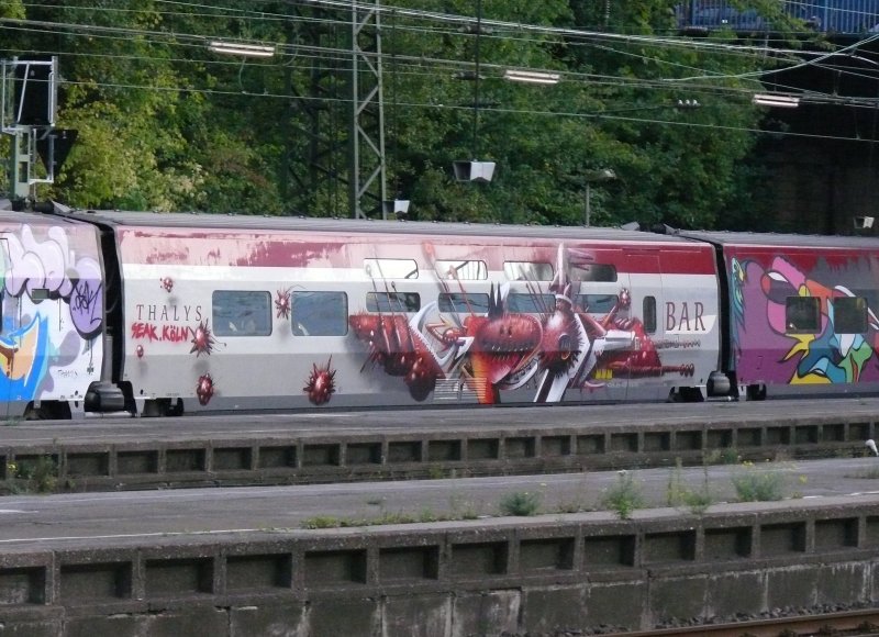Eine etwas futuristisch anmutende Lackierung ziert den Barwagen dieses Thalys. Aufgenommen am 18/09/2009 in Aachen-Hbf.