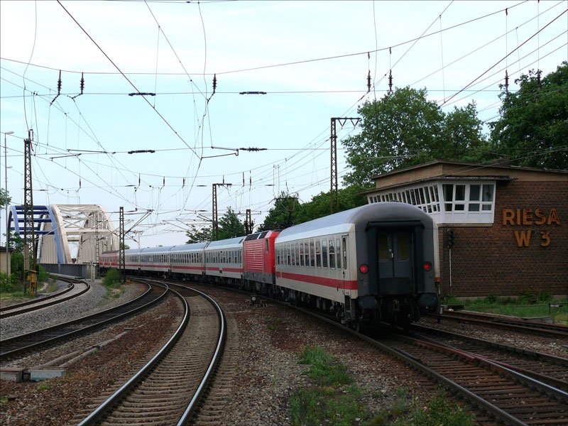 Eine etwas ulkige Wagenreihung am D 79709 Leipzig - Dresden: hinter der schiebenden 143er Lok luft ein fnfter IC-Wagen; Riesa, 08.05.2009
