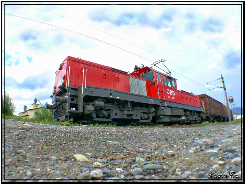 Eine etwas ungewhnliche Perspektive der Verschublok 1063 019 durch die Brennweite von 15 mm
Zeltweg 30.07.2007