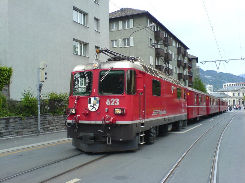 Eine etwas zu gross geratene Strassenbahn. Die Ge 4/4 II 623 fhrt durch die Churer Bahnhofstrasse Richtung Chur Stadt. 