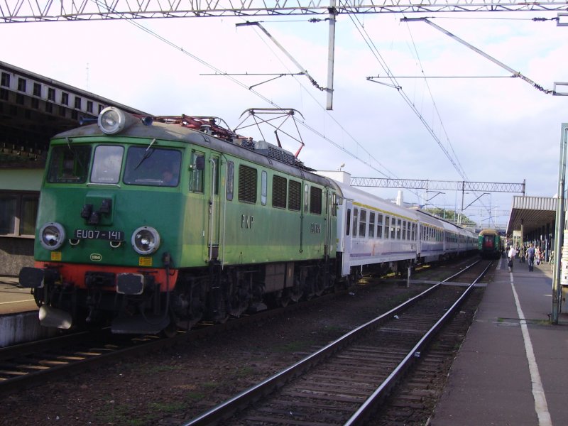Eine EU07 mit IC im Hauptbahnhnhof Poznan im August 2008.
