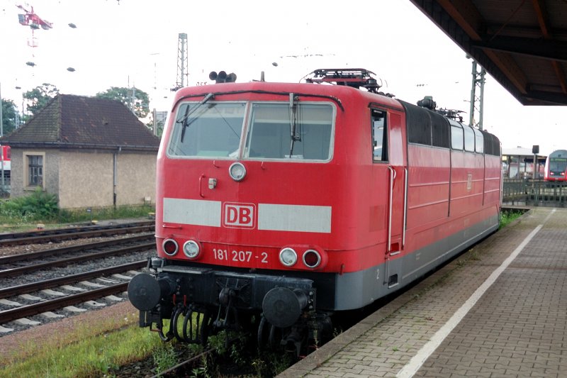 Eine  Europa -Lok in Basel-Bad im Vorhaltegleis der Traktion Basel-Nord. 181 207-2 wartet auf ihren nchsten Fahrauftrag Richtung Straburg. Aufgenommen am 12.08.2008 .