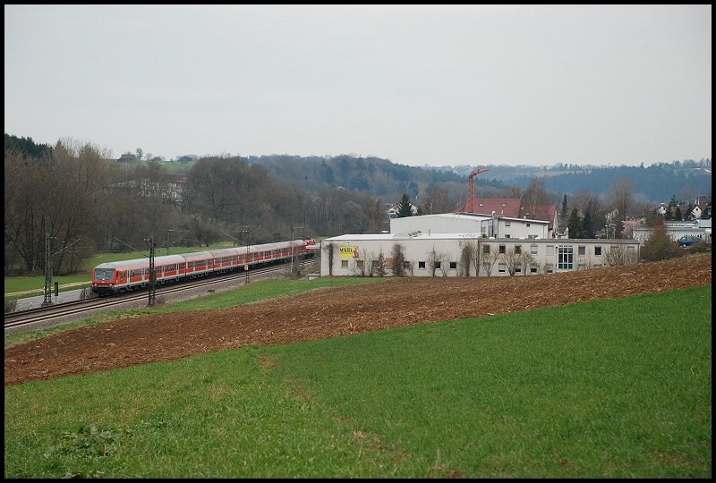 Eine Ex-Silberling-Garnitur rauscht als RegionalExpress aus Stuttgart Hbf nach Aalen. Aufgenommen in Bbingen(Rems).