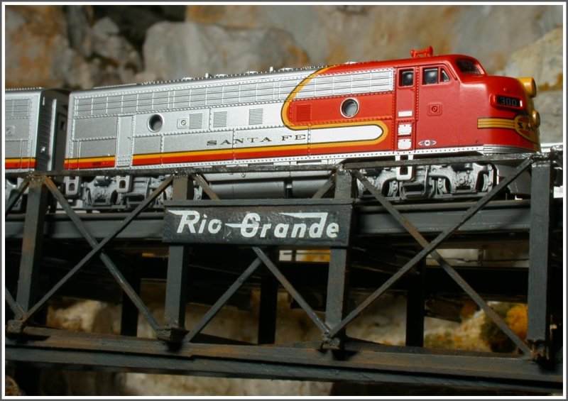 Eine F7 A+B von Santa Fe Railroad berquert ein altes Viadukt der ehemaligen Rio Grande.