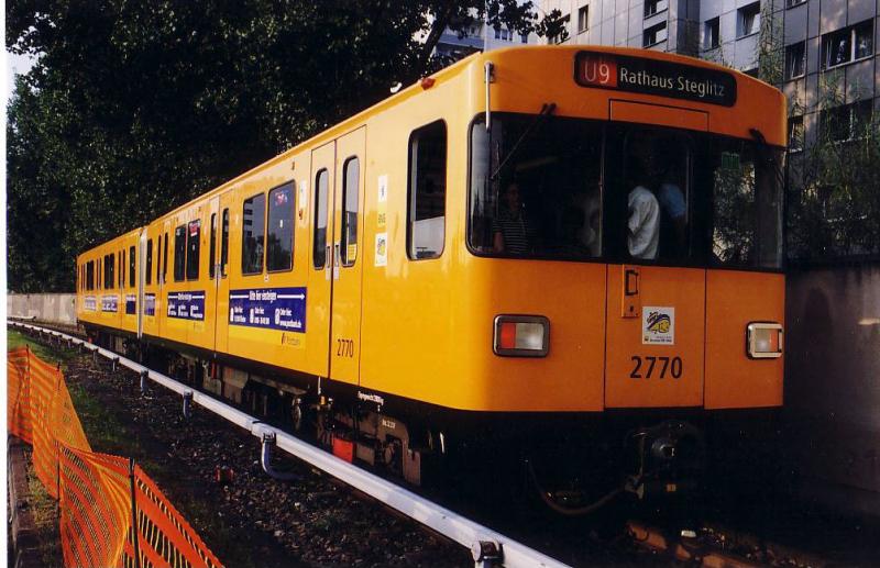 Eine F84-Zug, testweise mit durchgehenden Verbindung beider Wagen ausgerstet, am Tag der offenen Tr 2002 in Friedrichsfelde.