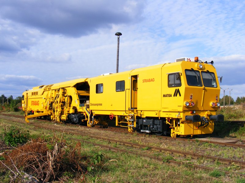 Eine Fabrikneue Gleisbaumaschine am 12.9.2009 im Magdeburger Handelshafen .
Anscheinend wurden noch Einstellarbeiten vorgenommen oder das Personal machte sich mit der Technik an diesem Tage weiter vertraut..