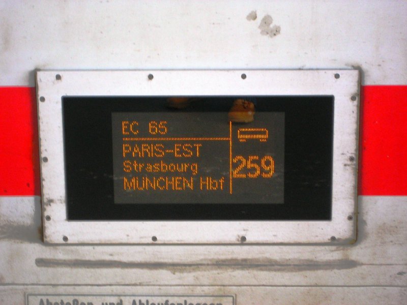 Eine Fahrtstrckeninformationstafel des Wagens 259 am EC 65 auf der Fahrt vom Paris EST. nach Mnchen Hbf.
