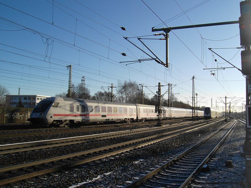 Eine fast perfekte Paralleleinfahrt am 2.01.09 in Hamburg-Harburg (leider war der Metronom etwas zu langsam). Zusehen ist links der IC 2378 Frankfurt (M) Hbf - Hamburg-Altona und rechts der MEr 36613 Tostedt - Hamburg-Harburg.