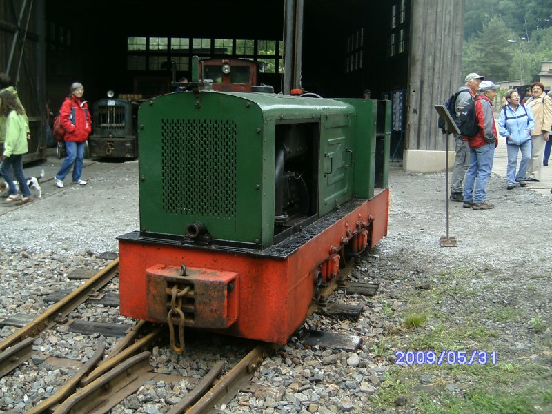 Eine von der Firma Jung 1941 gebaute 22 PS starke Diesellok vom Typ ZL 105 vor dem neuen Lokschuppen des Vereins.