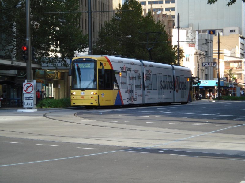 Eine  Flexity Classic  Tram der Adelaide Metro an der Kreuzung King William St/North Terrace auf dem Weg zu Ihrer Endstation  City West Campus . Adelaide, SA, 03.03.08. 