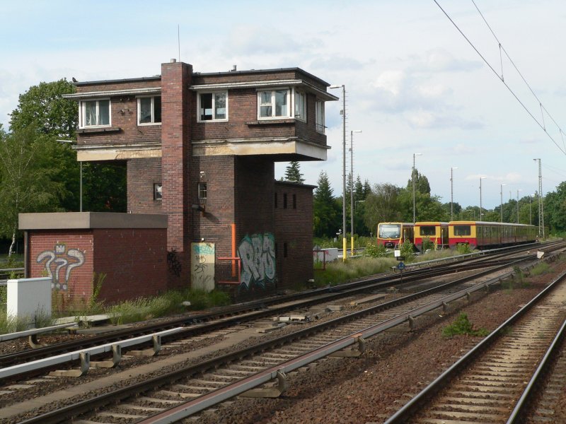 Eine in der Form  nie dagewesene Mangelwirtschaft bei der S-Bahn zeigt sich nun berlinweit in der Form, dass jedes verfgbare Abstellgleis fr Fahrzeuge genutzt werden muss, in denen keine Fahrgste mehr transportiert werden drfen. 11.7.2009, Berlin Wannsee, beim Bahnbildertreffen