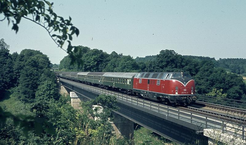 Eine fotografisch sehr ergiebige Strecke war in den 70er Jahren die Linie zwischen Schwbisch Hall und Schwbisch Hall - Hessental hier mit V 200