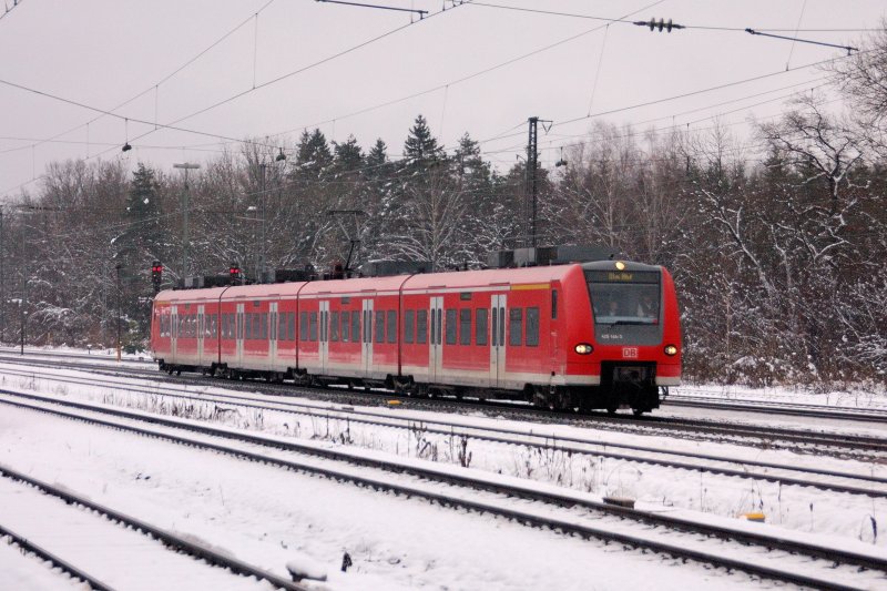 Eine Frechheit und Zumutung sind die durch den NICHT-Einsatz des Fugger-Expresses als Ersatz dienenden Piepserkarren (Zitat P.Plsch). Fahrgste aus Richtung Ulm mit Ziel Mnchen haben in Augsburg minimum 35 Minuten Aufenthalt, um dann in einen brechend vollen Doppelstock-RE aus Donauwrth einzusteigen und das Sardinen-Feeling bis Mnchen zu geniessen. Es bedeutet aber auch, um seinen Arbeitsplatz in Mnchen pnktlich zu erreichen, eine Stunde frher aufzustehen und zu fahren. Das Ganze gilt spiegelbildlich abends wieder Richtung Zuhause. Danke DB! So wird man Fahrgste los. SPNV ist ja schdlich fr den achso wichtigen Brsengang. (KBS 980, 30.12.2008).