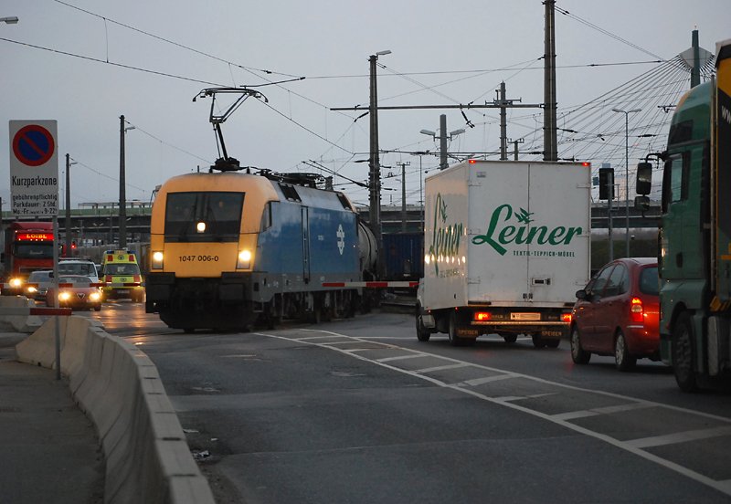 eine fr mich bisher einmalige Sichtung: 1047 006 samt Kesselwagenzug bei der berfahrt des Wiener Handelskai (23.12.2008)