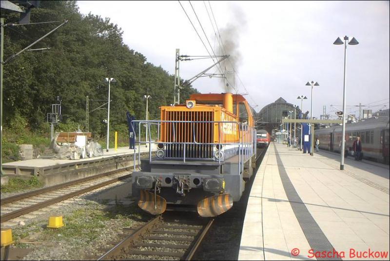 Eine G1203 vom Seehafen Kiel hat im Sommer 2002 einen RE nach Hamburg Hbf bereitgestellt und verlsst nun Gleis 4 in Richtung Drehscheibe.