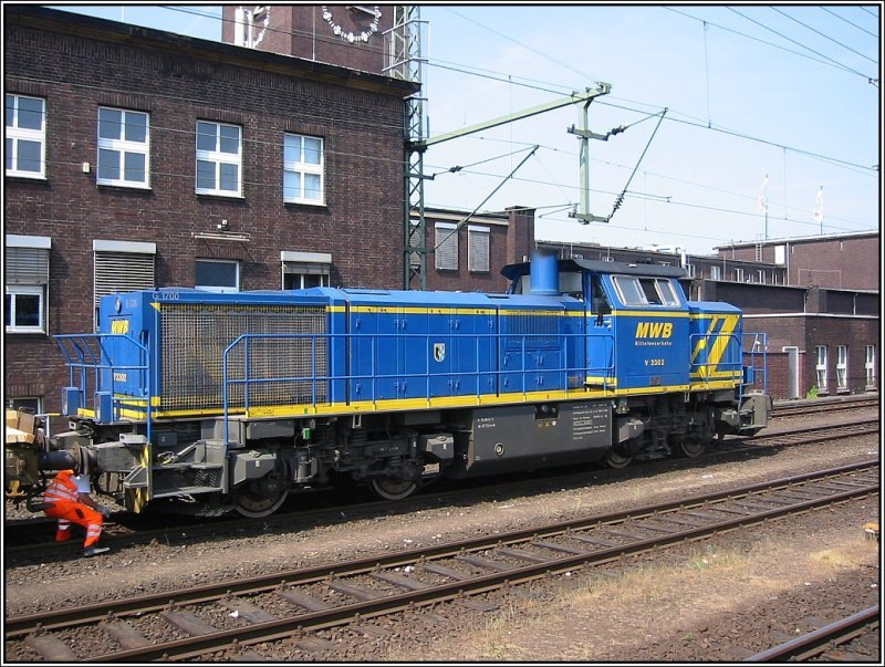 Eine G1700 der MWB war am 29.04.2007 im Zusammenhang mit Gleisbauarbeiten im Dsseldorfer hauptbahnhof im Einsatz. Ein Rangierer koppelt gerade Waggons an.