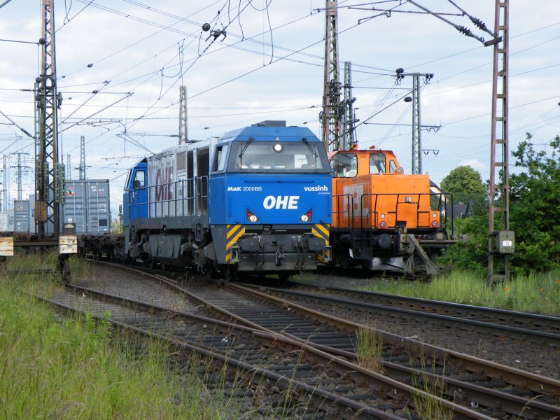 Eine G2000 der OHE berholt eine Lok der BBL in der Westausfahrt des Bahnhofes Lehrte Richtung Celle.