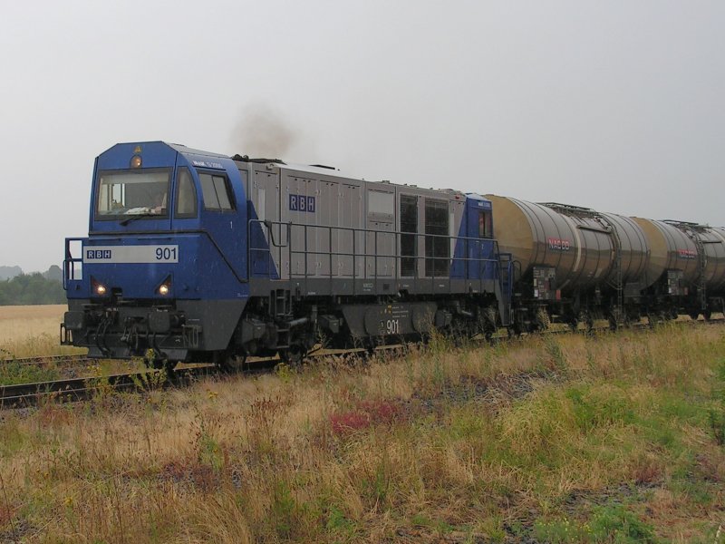 Eine G2000 der RBH bezeichnet als 901 am verregneten 4.7.08 beim Zwischenhalt in Liebenau (Aue) auf dem Weg nach Nienburg (Weser).