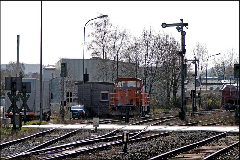 Eine G763 von MaK der Kalkwerke Horlecke hat soeben einen Kalkzug im Betriebsbahnhof Horlecke abgestellt, und rangiert nun vor dem  Bahnhofs -Kabuff zurck ins Kalkwerk. (12.04.2008)
