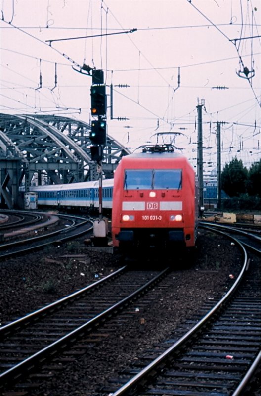 Eine ganz ordinre 101er mit einem ganz ordinrem Interregio an einem ganz ordinren Bahnhof (Hier: Kln :-;). Damals war sowas eigentlich vllig langweilig, heute wrde man sich freuen, wenn die Bahn mal wieder etwas bunter wre und auch diverse Mittelzentren vom Fernverkehr bedient wrden. Hinweis: eingescanntes Dia