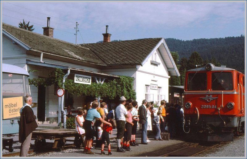 Eine ganze Menge  Rotsocken  warten auf den Regionalzug mit der 2095.04 in Kennelbach Richtung Brgenz. (Archiv 08/77)