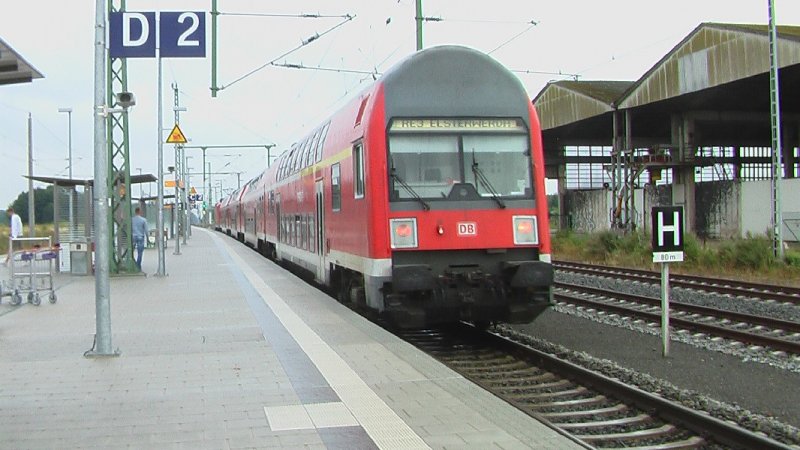 Eine Garnitur von Doppelstockwagen fhrt nach Elsterwerda. Dieser Zug hat mit 5 Stunden und 12 Minuten die lngste Fahrzeit im Taktverkehr der DB. Die 384 km legt er von Stralsund aus ber Angermnde – Berlin Hbf – Wnsdorf - Waldstadt bis nach Elsterwerda zurck.

