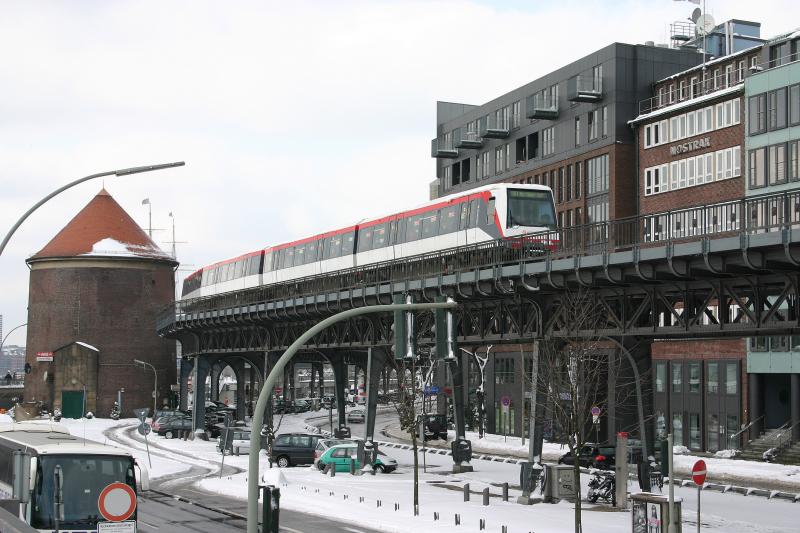 Eine Garnitur der Hochbahn Linie U3 am 11.3.2006 zwischen den Stationen Landungsbrcken und Baumwall.
