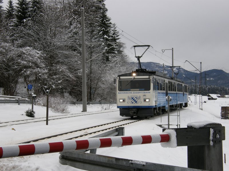 Eine Garnitur der Zugspitzbahn kurz vor der berquerung der Rieerseestrae in Garmisch-Partenkirchen. (23.1.09)