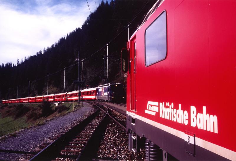 Eine Ge 4/4 II mit Gterzug wartet die Kreuzung mit dem 
Glacier-Express (bespannt mit einer Ge 4/4 III) ab. 
Bergn, September 1998