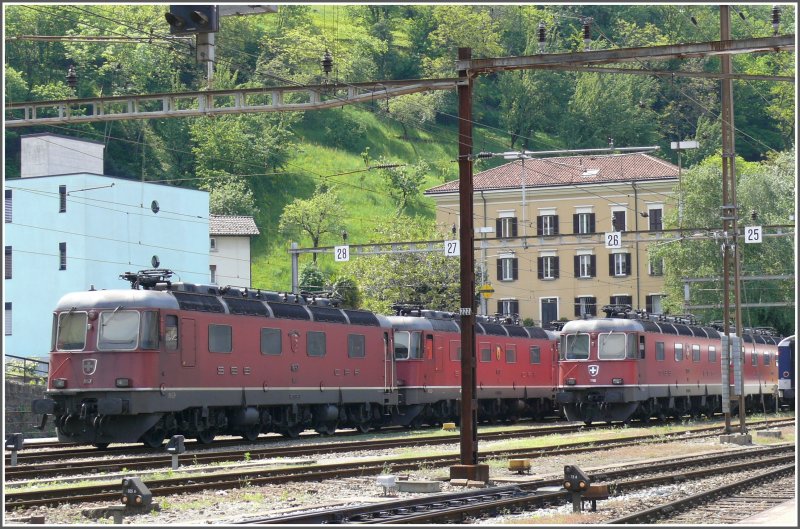 Eine geballte Ladung Kraft mit gleich 4 Re 6/6 steht hier in Bellinzona abgestellt.(05.05.2008)