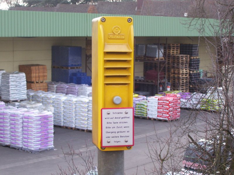 Eine Gegensprechanlage der Firma Wenzel an einem Bahnbergang in Erbach (Rheingau); 28.02.2008