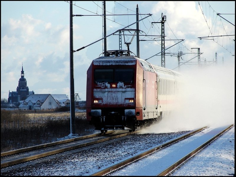 Eine getarnte 101er mit IC 2373 Stralsund-Karlsruhe blst am 27.01.2007 das Hauptgleis in Langendorf frei. Ergebnis der Durchfahrt: Gleis sauber, Fotograf eher nicht. ;-)