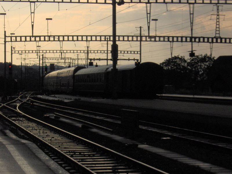 Eine Gewitterfront zog soeben ber Pfffikon SZ(Sommer 2005).Der ausfahrende IC 2000 nach Zrich HB hatte am Ende noch einen alten Bcm-Liegewagen und einen Postwagen angehngt.