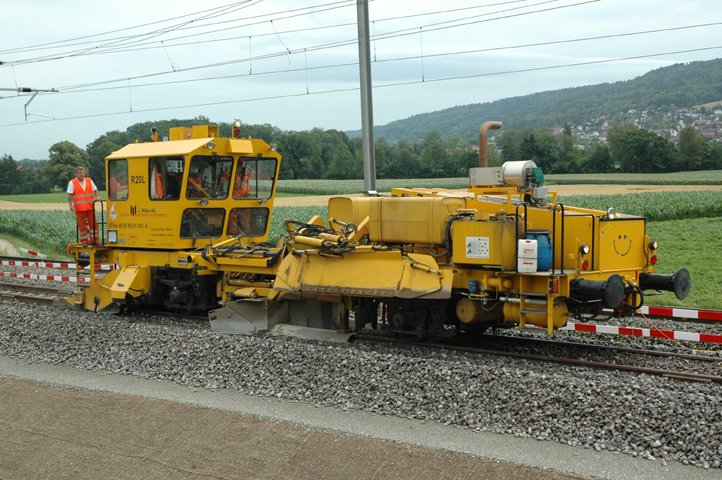 Eine Gleisbaumaschiene der Firma J.Mller am 3.7.07 in Otelfingen.