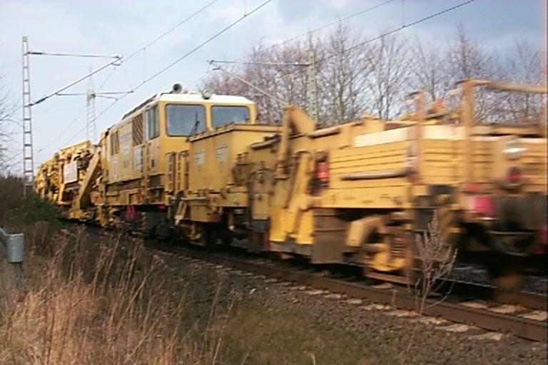 Eine Gleisbaumaschiene der  GBM Wiebe Gleisbaumaschinen GmbH 