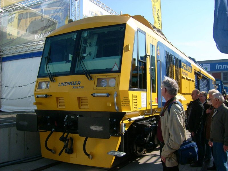 Eine Gleisbaumaschine der Firma Linsinger Austria auf der Innotrans am 28.09.08.