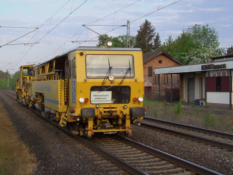 Eine Gleisstopfmaschine am 13.05.2008 bei der Durchfahrt in Redwitz (Rodach)
