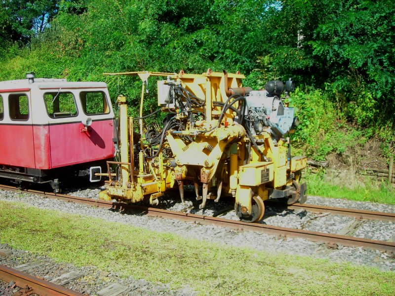 Eine Gleisstopfmaschine for der Draisine X614.033, im Bahnhof Oberschtzen